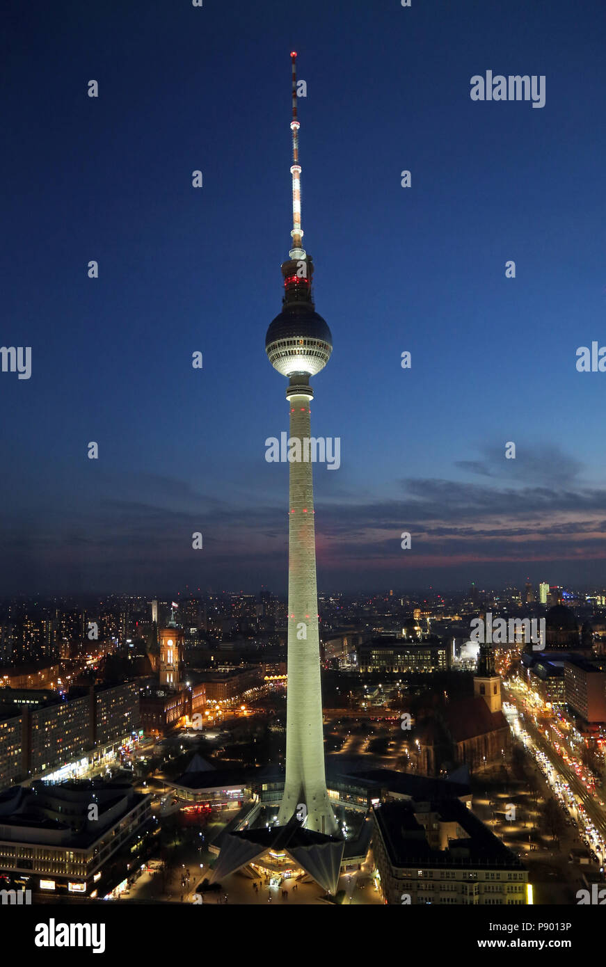Berlin, Deutschland, dem Berliner Fernsehturm am Abend Stockfoto