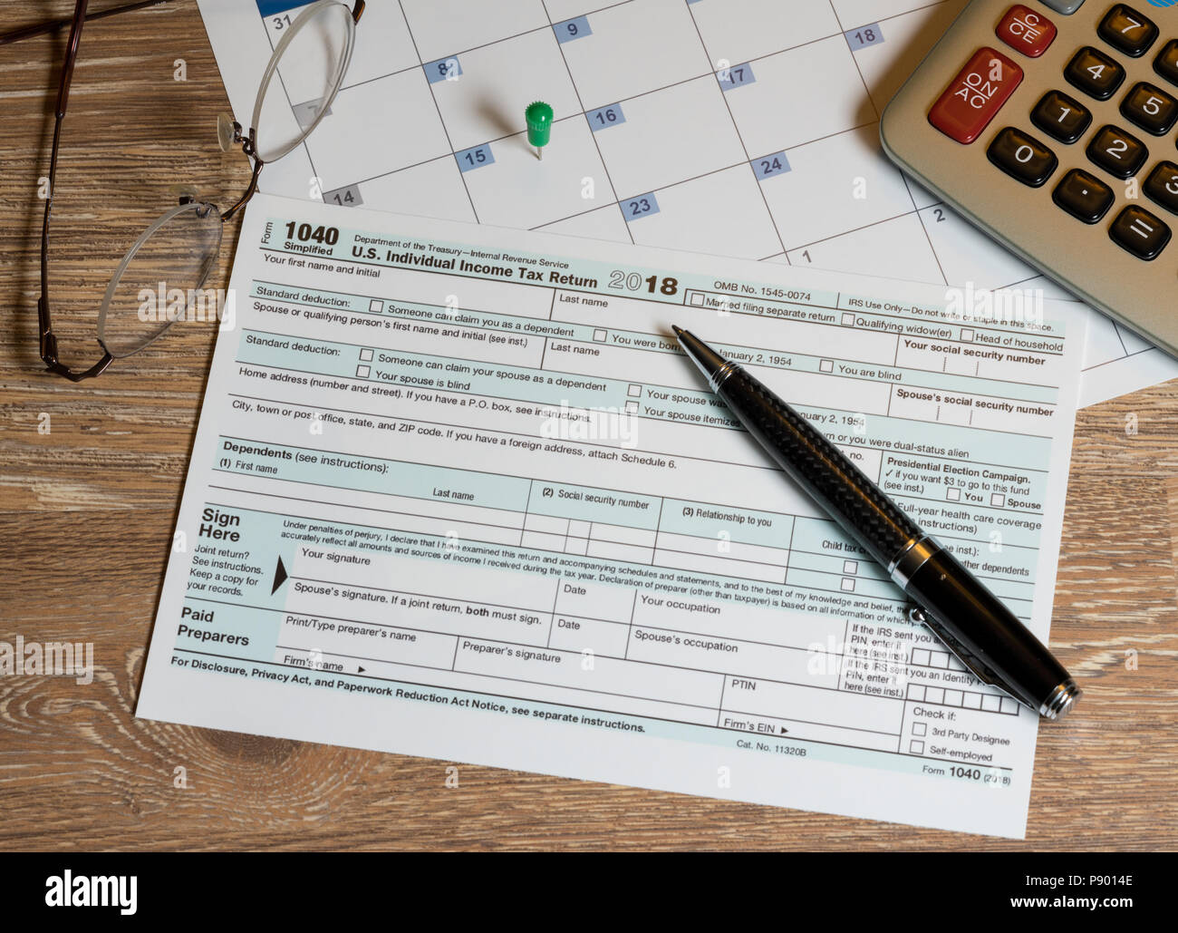 Form 1040 Vereinfachte ermöglicht die Einreichung von Steuern auf Postkarte Stockfoto