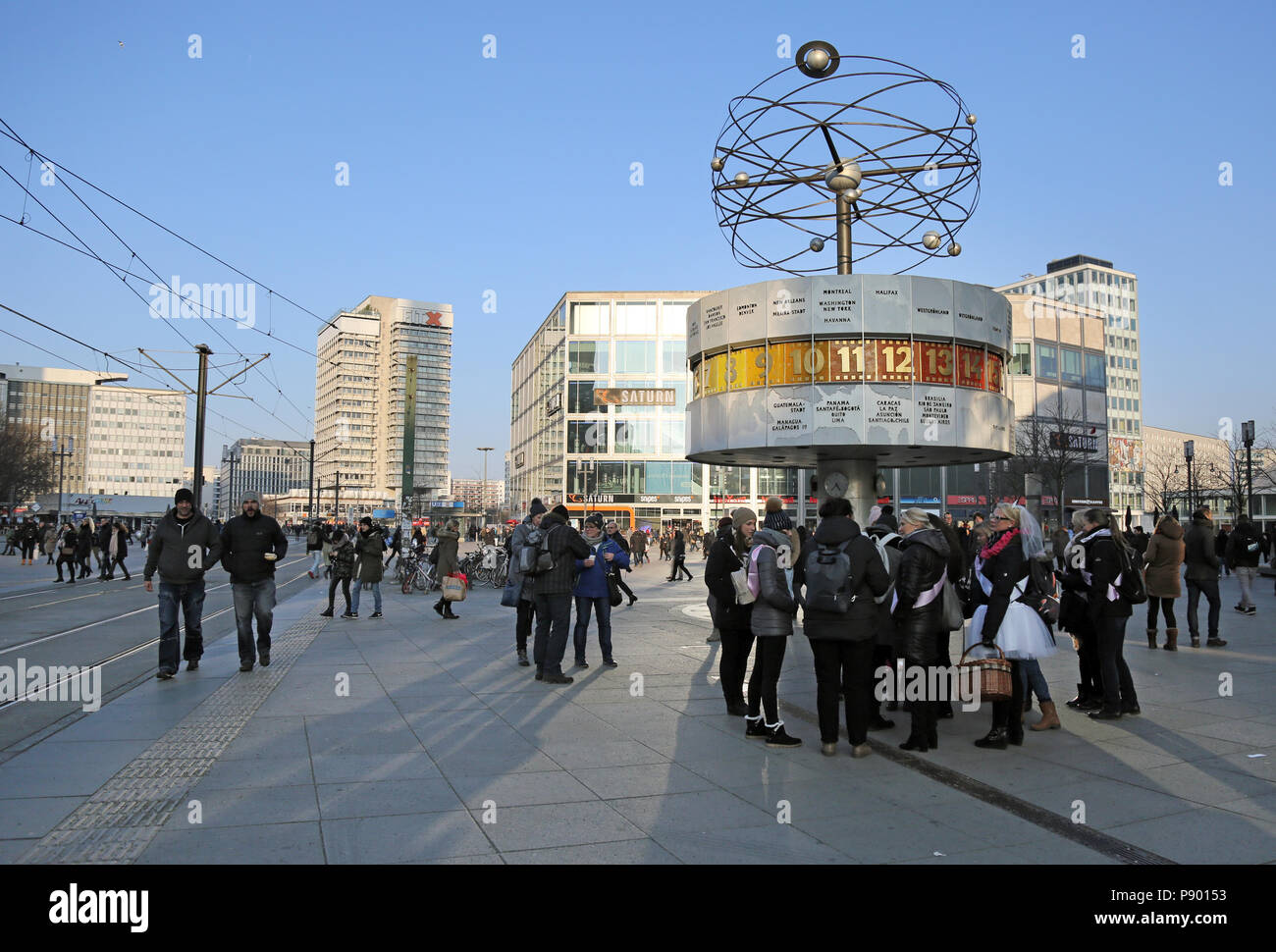 Berlin, Deutschland, Menschen am Alexanderplatz an der Weltzeituhr Stockfoto