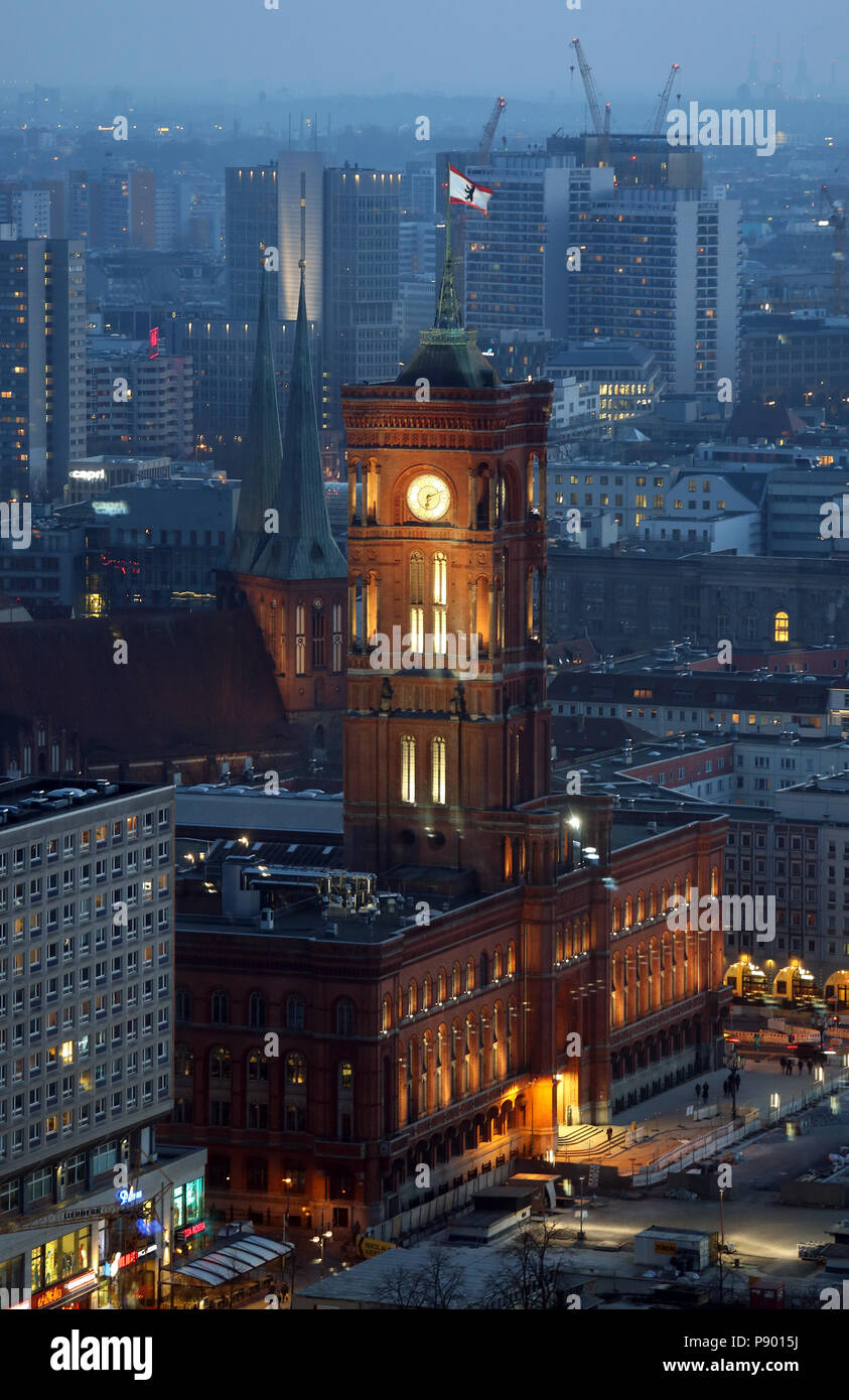 Berlin, Deutschland, das Rote Rathaus am Abend Stockfoto