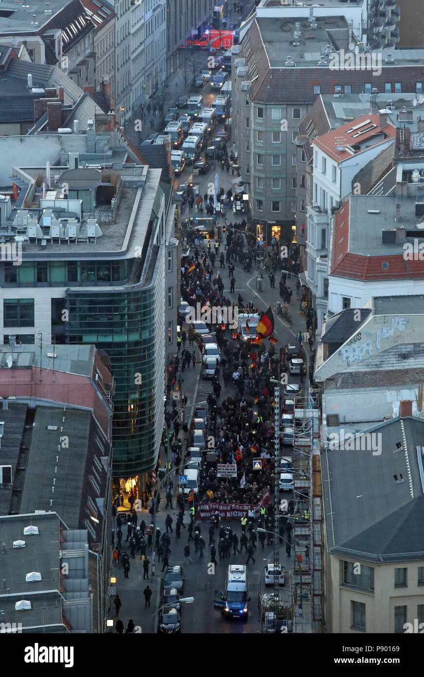 Berlin, Deutschland, Bird's Eye View, Nein zu der Groko demonstration Zug in Muenzstrasse Stockfoto
