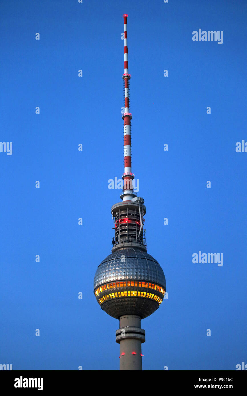 Berlin, Deutschland, dem Berliner Fernsehturm am Morgen Stockfoto