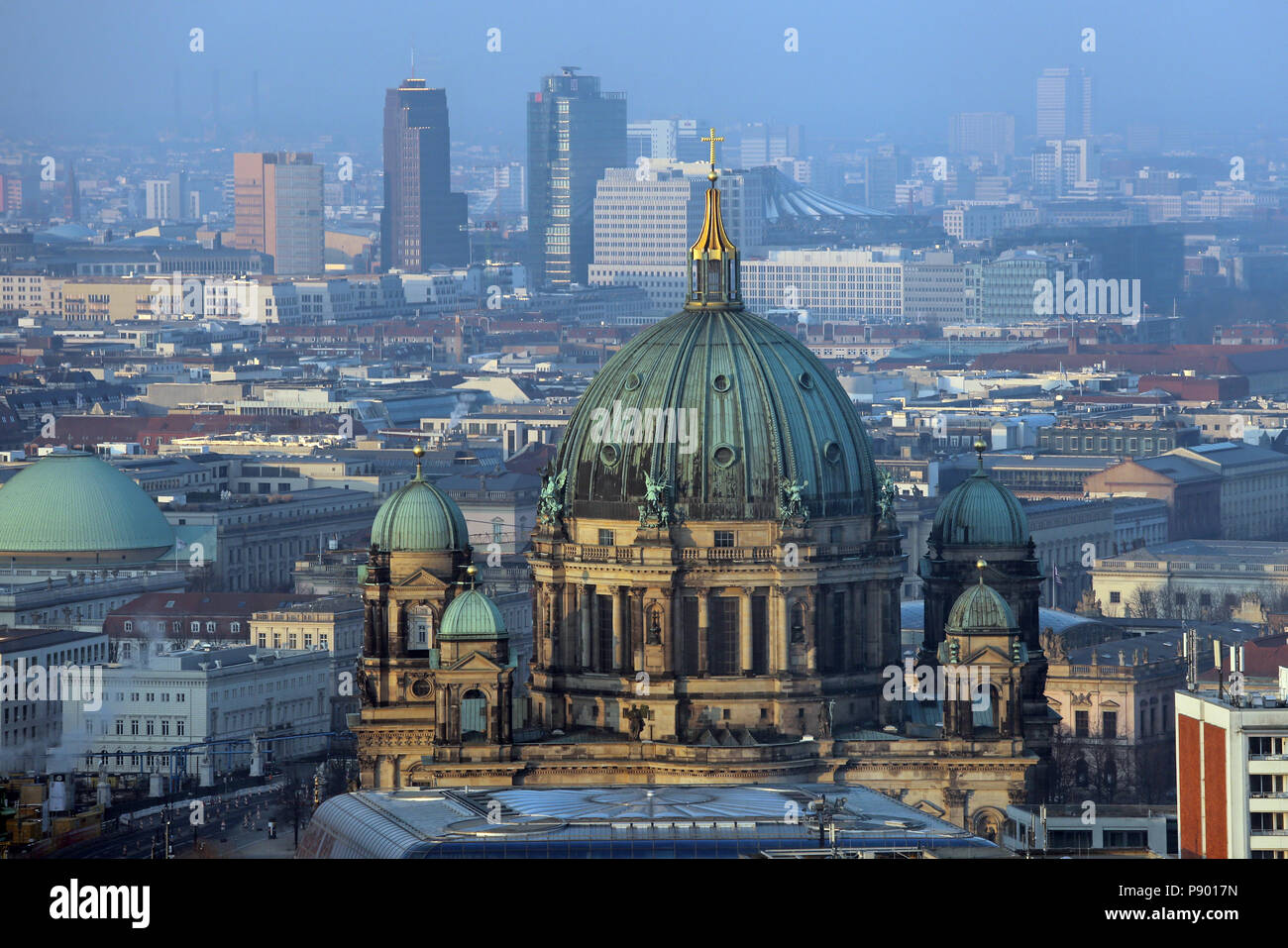 Berlin, Deutschland, Stadtbild mit der Berliner Dom und der Potsdamer Platz im Hintergrund Stockfoto