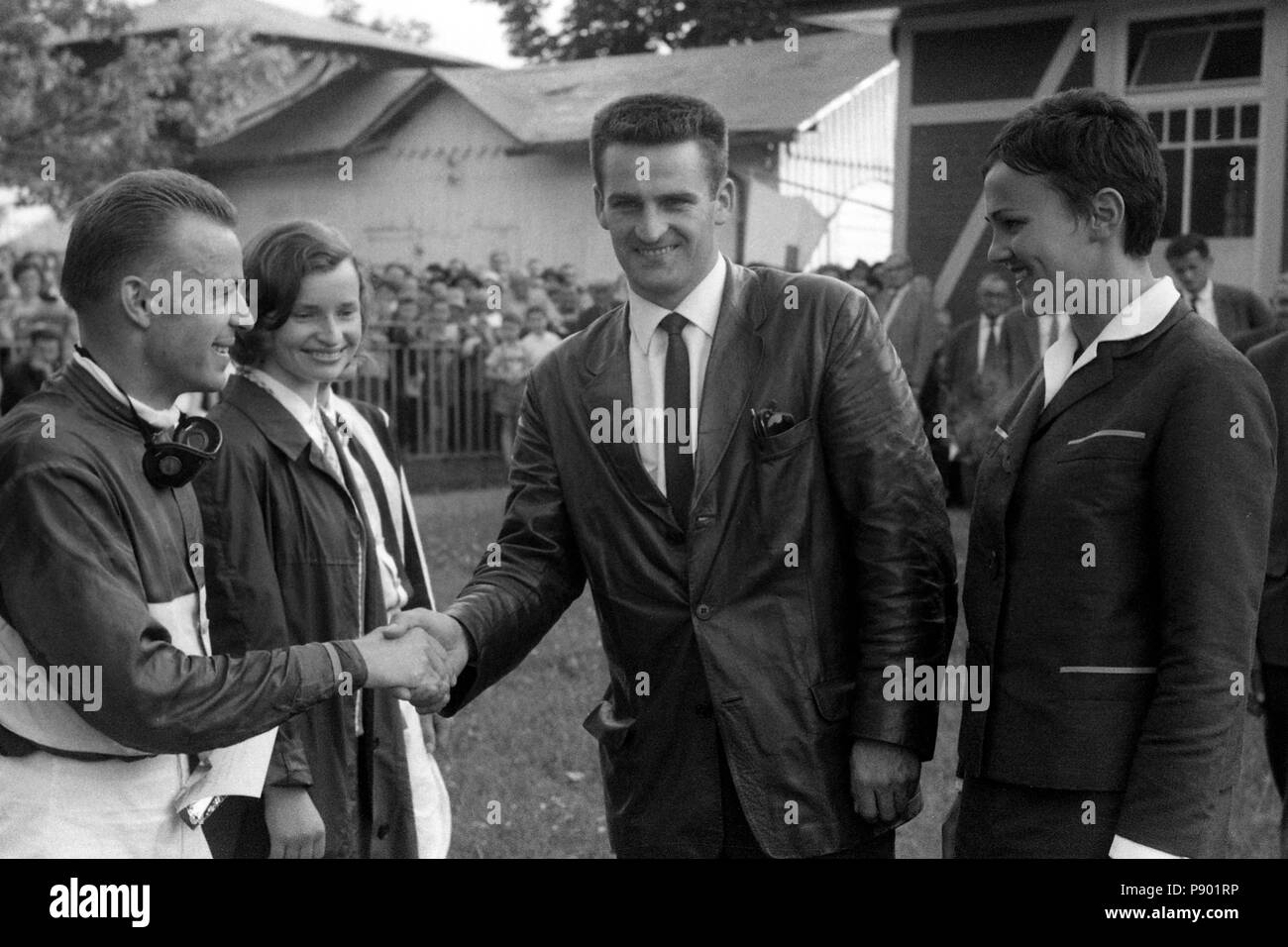 Dresden, skispringer Helmut Recknagel gratuliert Jockey Egon Czaplewski nach dem Sieg. Eva-Maria Recknagel (rechts) beobachtet Stockfoto