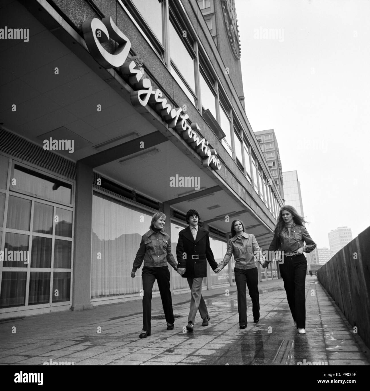 Berlin, DDR, junge Menschen tragen die neuesten Herbst Mode in der Stadt Stockfoto