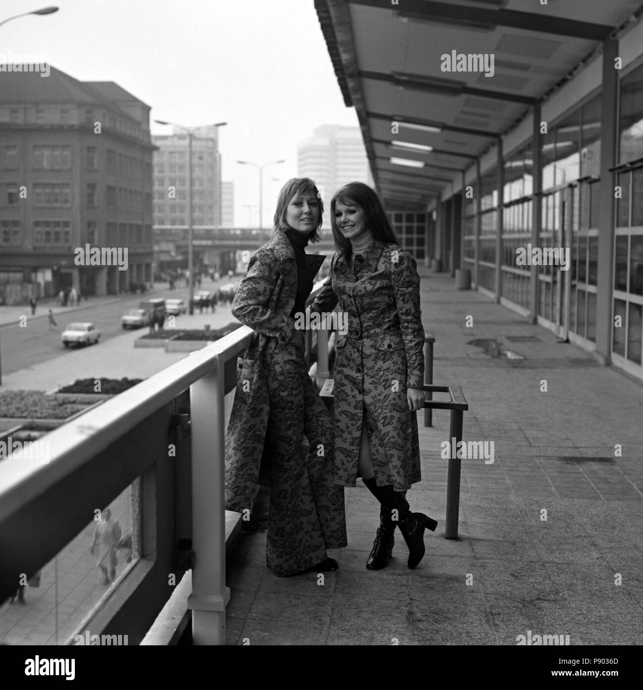 Berlin, DDR, junge Frauen tragen die neuesten Herbst Mode in der Stadt Stockfoto