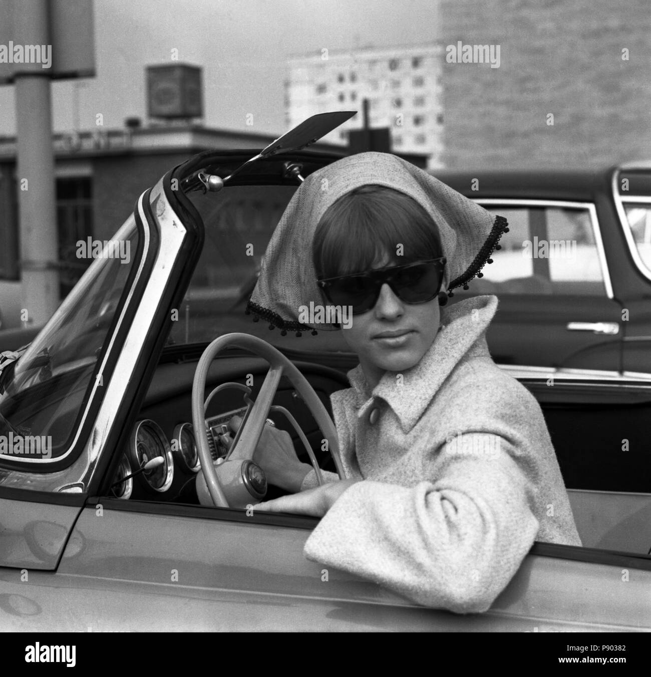 Berlin, DDR, junge Frau fährt Auto Stockfoto