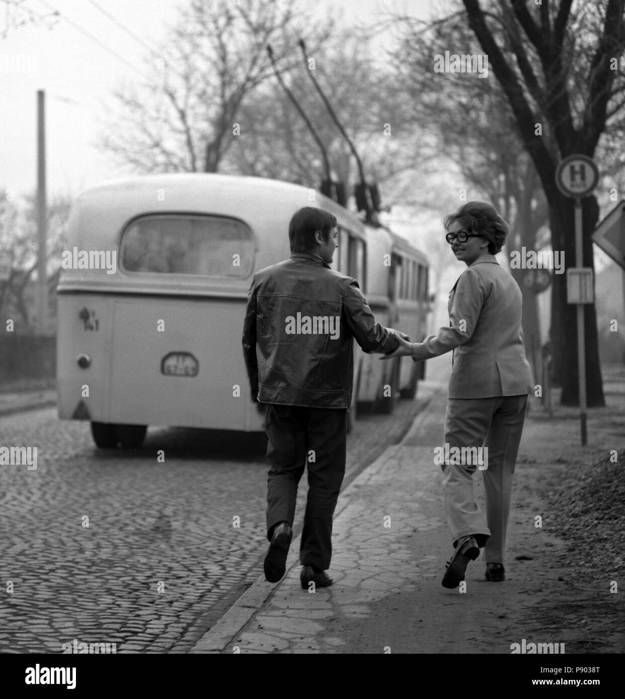 Berlin, DDR, junges Paar verpasst den Bus Stockfoto