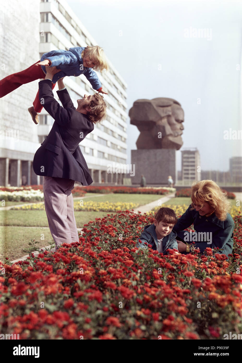 Karl-Marx-Stadt (Chemnitz), DDR, glückliche Familie vor der Karl-Marx-Monument Stockfoto