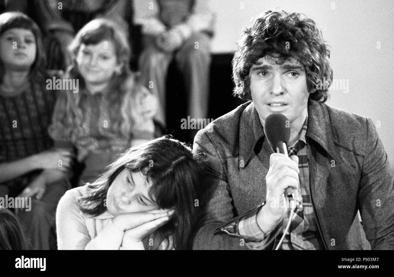 Berlin, DDR, Musiker Frank Schoebel singt mit Kinder Gruppe Songs des Datensatzes Komm, wir malen eine Sonne Stockfoto