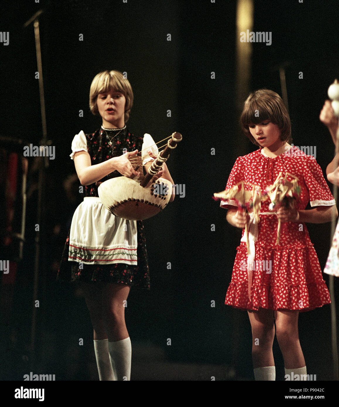 Berlin, DDR, Mädchen machen Musik bei der Eröffnung des x-ten Parlament der FDJ im Palast der Republik Stockfoto