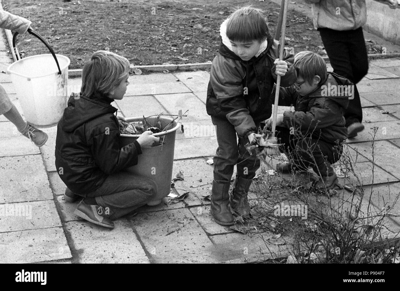 Berlin, DDR, Kinder in eine Kindertagesstätte Hilfe bei Gartenarbeit  Stockfotografie - Alamy
