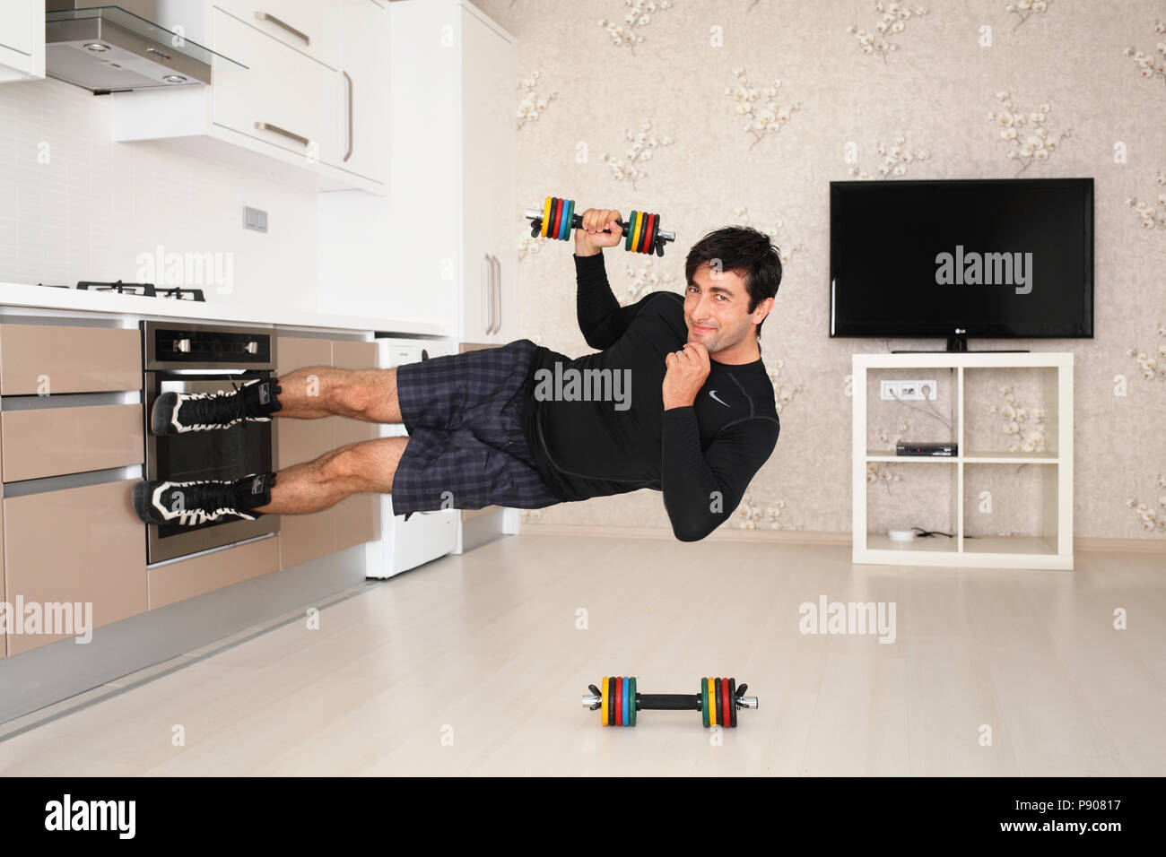 Funny fitness Foto eines Mannes zu Fuß auf den Wänden wie Spider Man Stockfoto