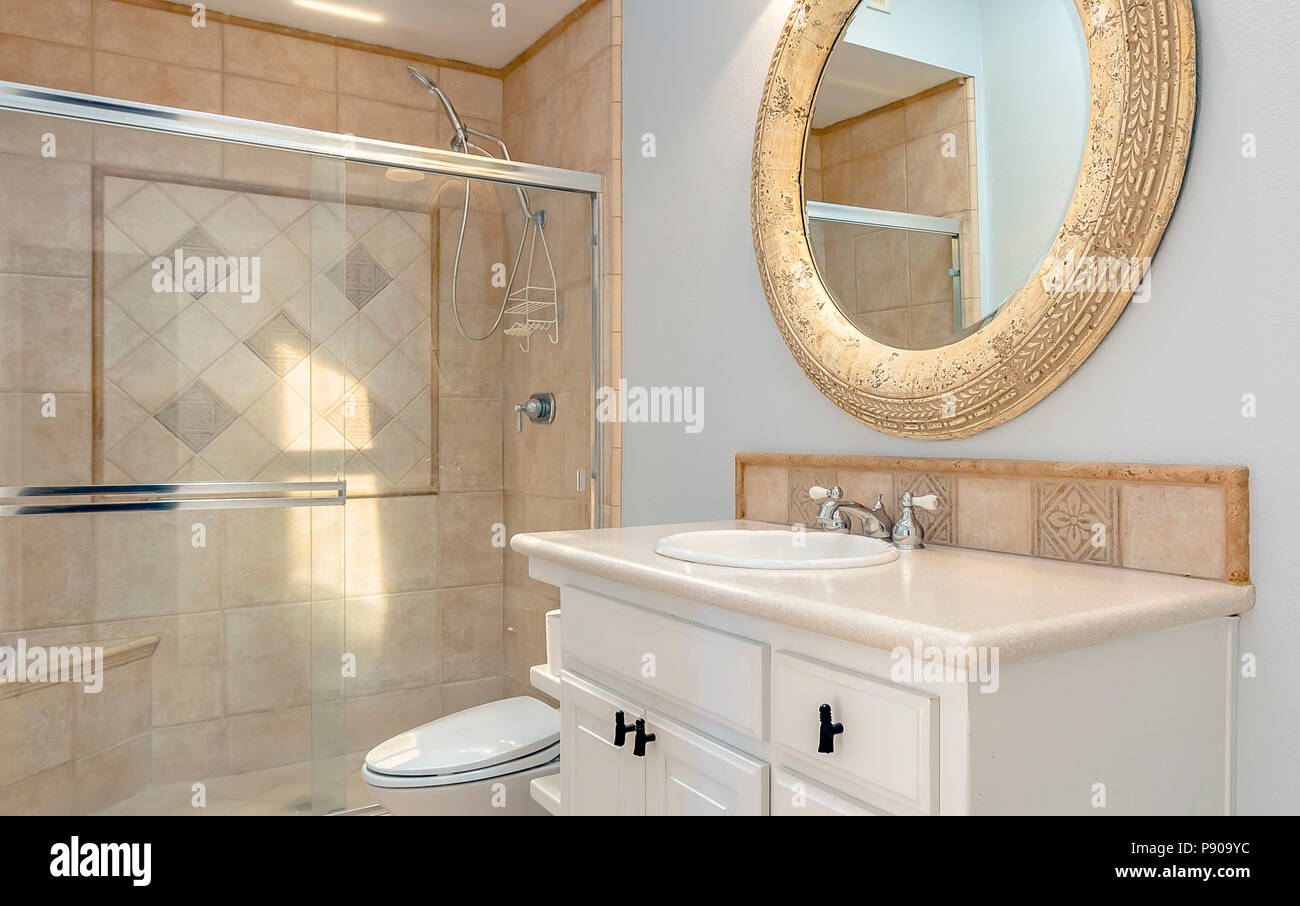 Badezimmer mit Wanne, Dusche und Glastüren Stockfoto, Bild ... Badezimmer mit Wanne, Dusche und Glastüren Stockfoto, Bild ...