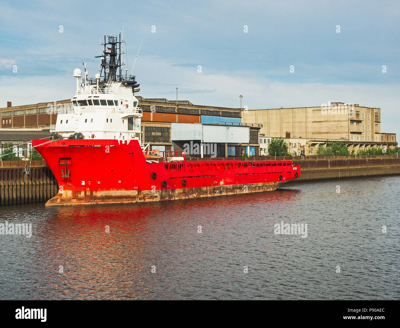 Red Containerschiff im Hafen von Bremen Stockfoto