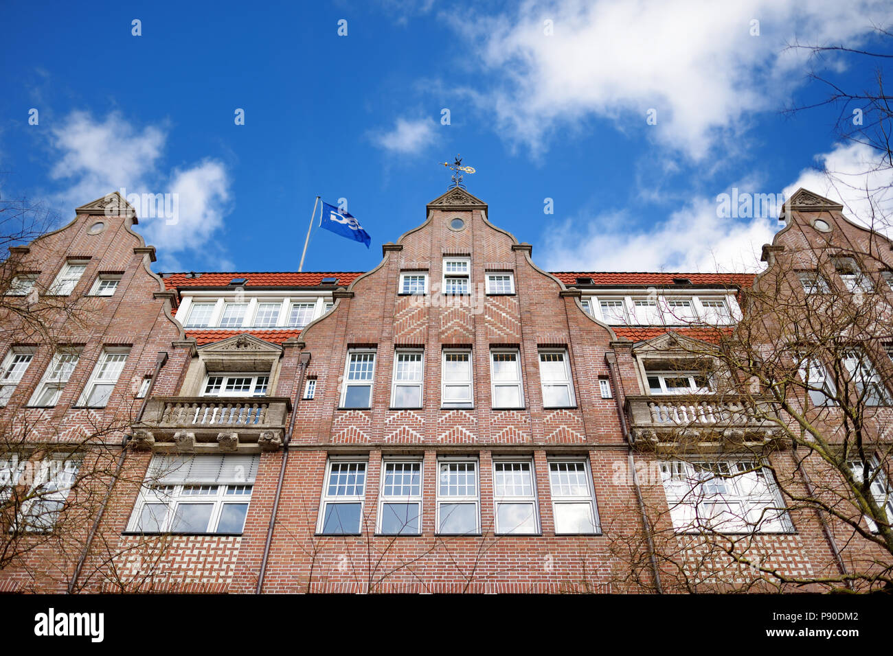 BREMEN, Deutschland - 23 März 2016: Die historischen Fassaden der Häuser am Ufer der Weser in Bremen, Deutschland. Im Juli 2004 wurde Bremen Altstadt aufgeführt Stockfoto