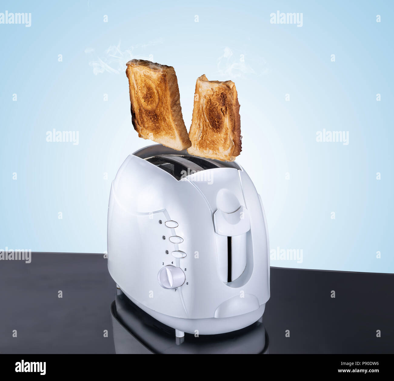 Toaster zusammengesetzten Bild und Brot, Fliegen und springen Brot aus einem elektrischen Toaster, blauen Hintergrund und reflektierende Oberfläche gekocht Stockfoto