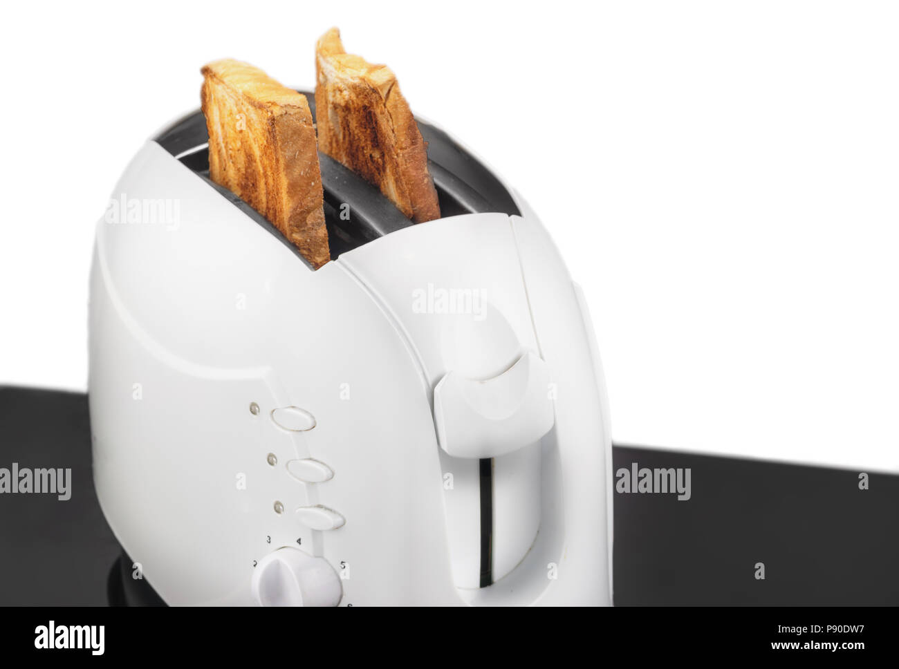 Weiß Toaster und geröstetem Brot zubereitet Penner auf weißem Hintergrund closeup Stockfoto