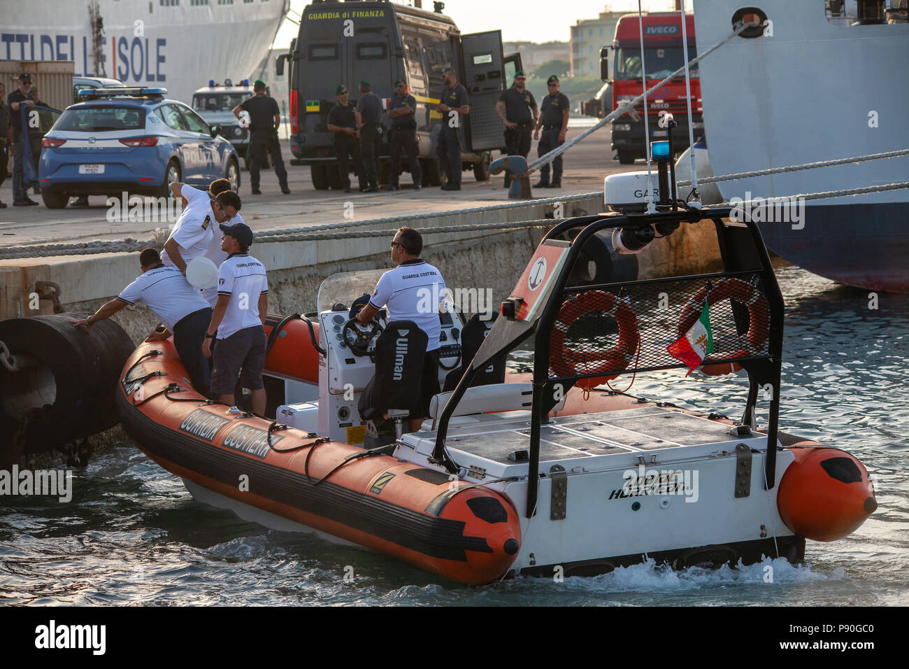 Trapani, Italien. 12. Juli 2018. Die italienische Küstenwache Diciotti Schiff war in Richtung Trapani Donnerstag 67 Migranten, die in der Mitte einer Zeile wurden ausgelagert wird. Credit: Antonio Melita/Pacific Press/Alamy leben Nachrichten Stockfoto