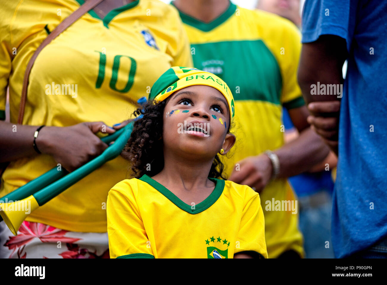 Brasilien - 27. Juni 2018: jungen brasilianischen Lüfter reagiert, wie sie Uhren Ihr Team spielen gegen Serbien an einer freien Welt Cup Betrachtung Partei in Rio de Janeiro Stockfoto