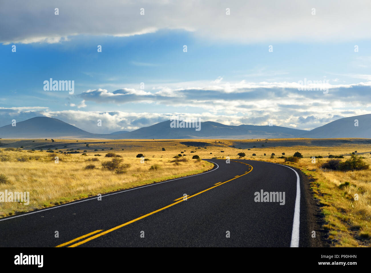 Schönen endlosen welligen Straße in der Wüste von Arizona, USA Stockfoto