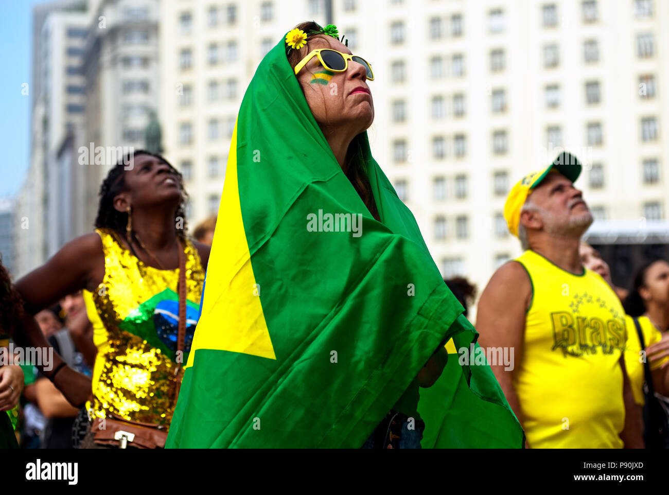 Brasilien - Juli 2, 2018: Brasilien Unterstützer zusammen in der Innenstadt von Rio de Janeiro zusammengekommen, um ein phasentelecast von Ihrer Mannschaft Spiel gegen Mexiko zu sehen Stockfoto