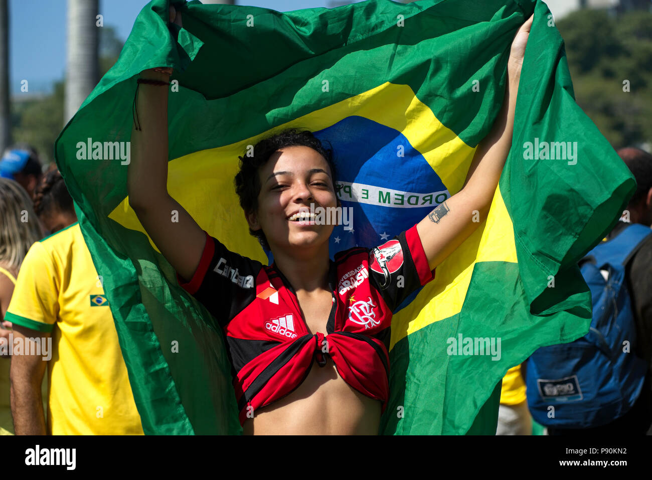Brasilien - Juli 2, 2018: brasilianischer Fußball fan feiern Ziel ihrer Mannschaft gegen Mexiko in einer freien Welt Cup anzeigen Party in der Innenstadt von Rio de Janeiro Stockfoto