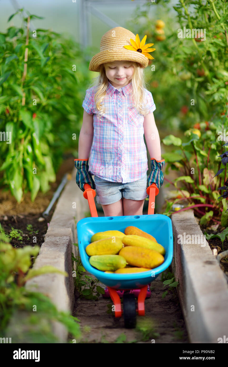 Adorable Kleine Madchen Mit Strohhut Und Kinder Garten Handschuhe
