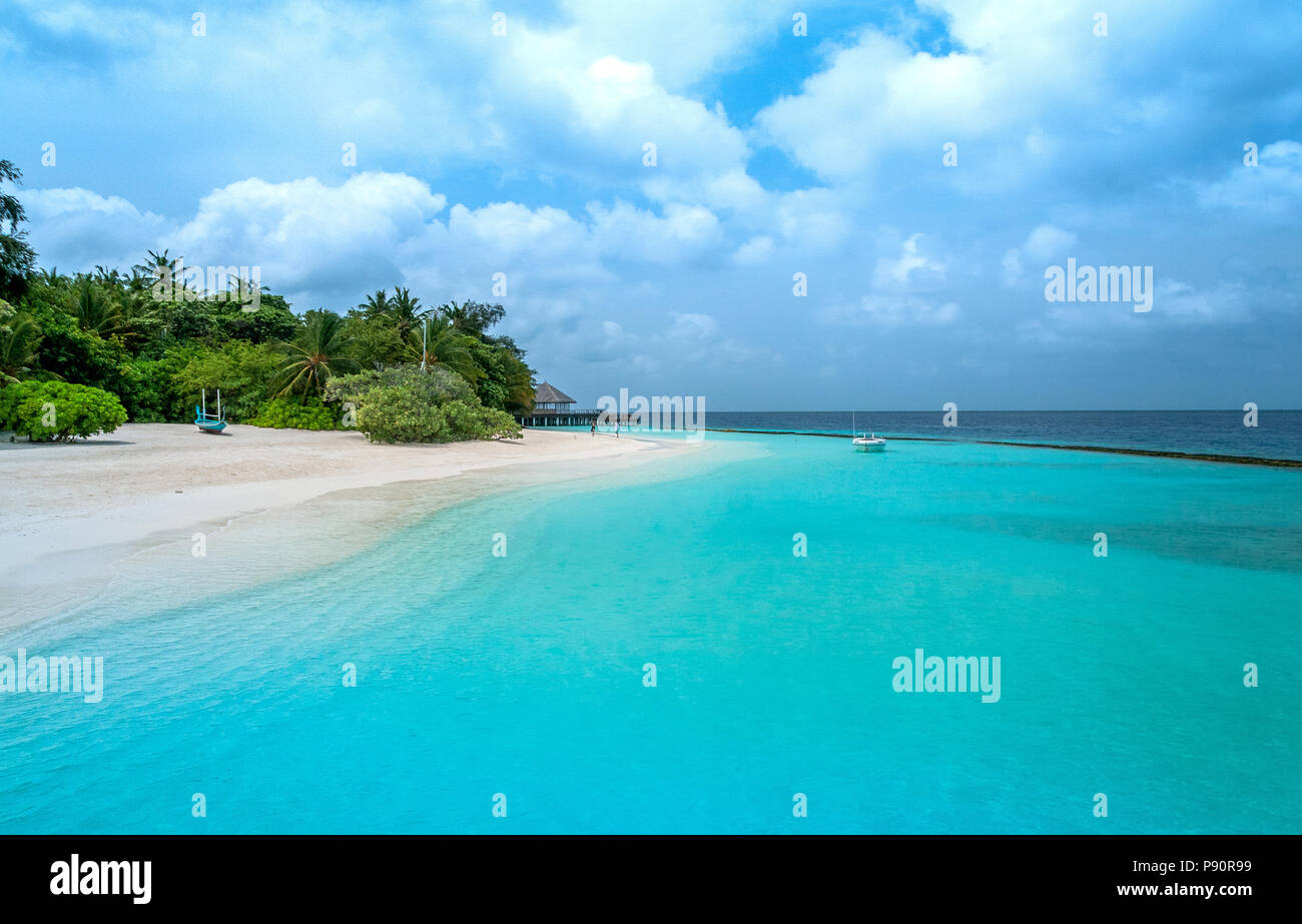 Tropische Landschaft. Strand mit weißem Sand und türkisfarbenem Meer. Urlaub auf den Malediven. Stockfoto
