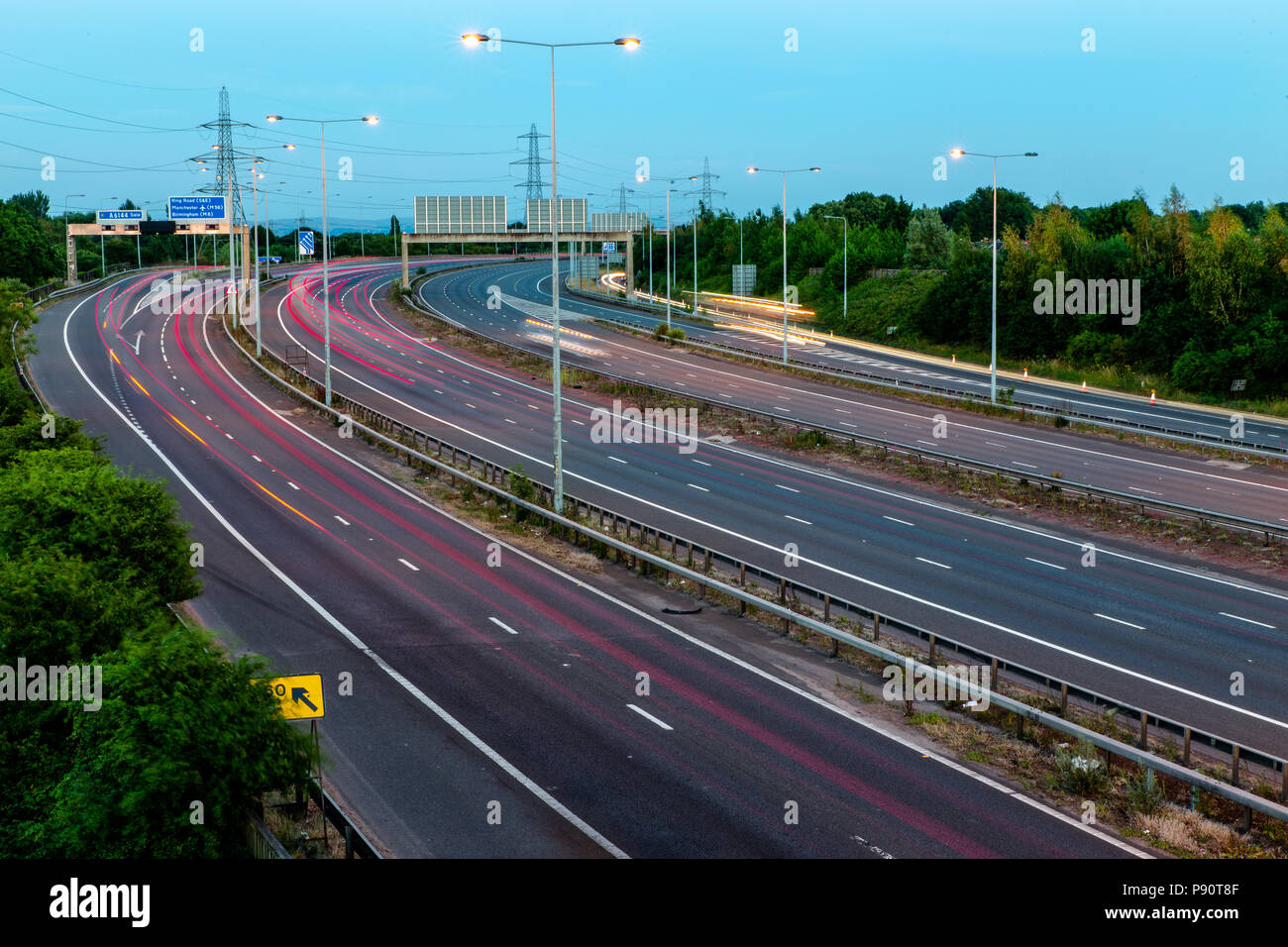 Auto Licht Wanderwege auf der Autobahn M60, Kreuzung 6, von der Fußgängerbrücke am Verkauf Wasser Park. Stockfoto