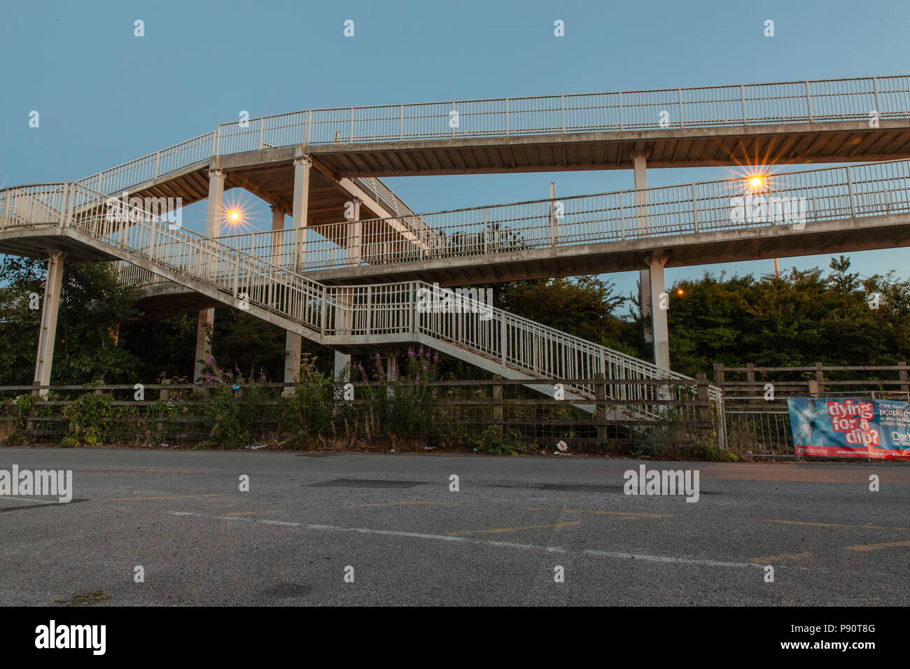 Treppen und Rampen, die bis zur Autobahn M60 Steg bei Verkauf Water Park, Trafford, Greater Manchester, UK, England Stockfoto