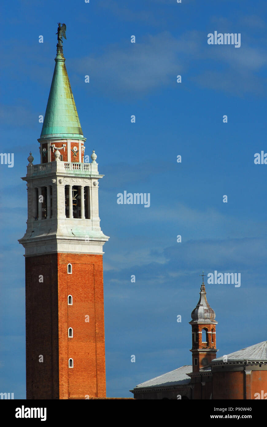 San Giorgio Maggiore (Saint George Major) hohen Glockenturm mit Dark Angel Statue an der Spitze, errichtet im Jahre 1791 in Venedig (mit Kopie Raum) Stockfoto