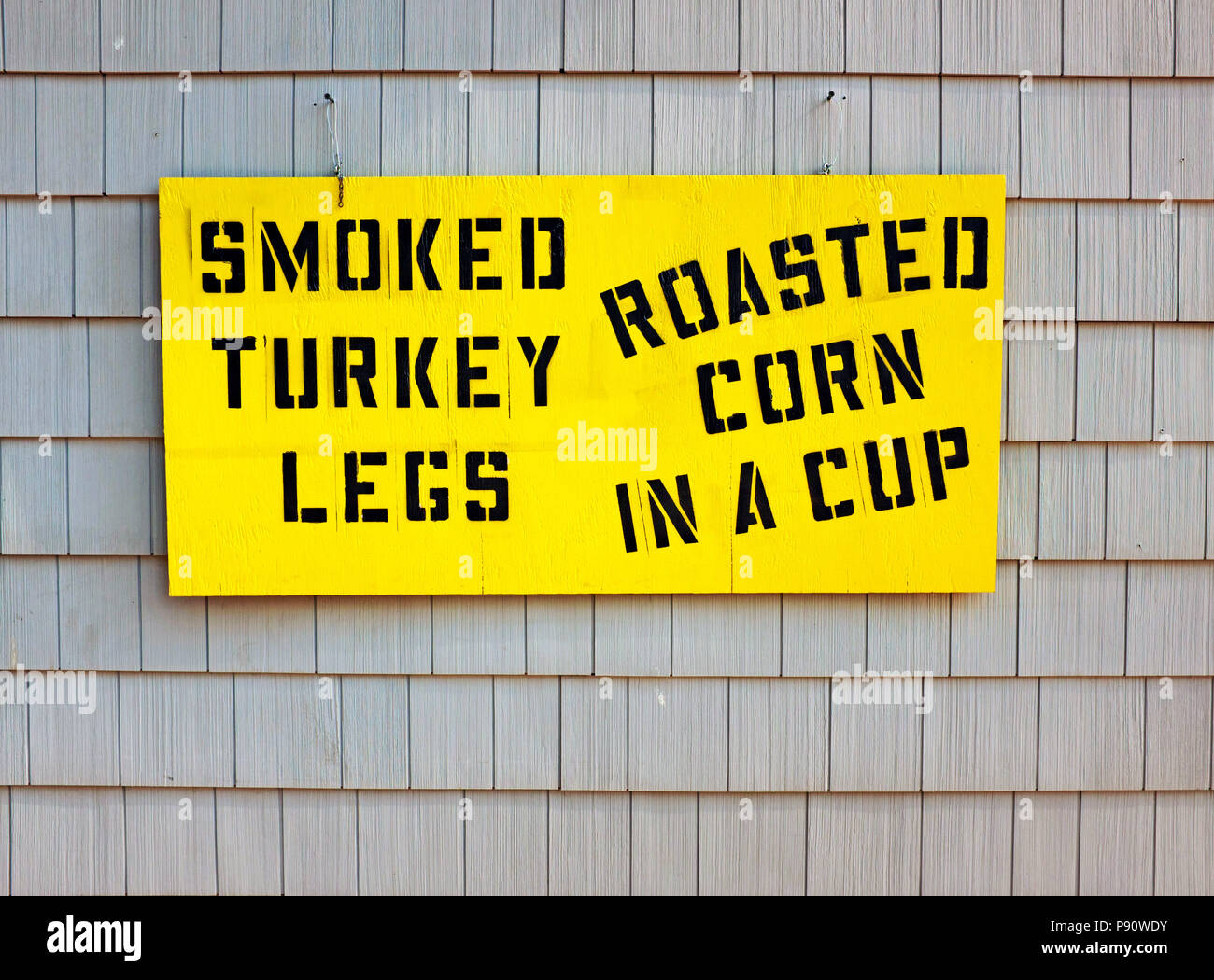 Zeichen an der Wand im Ferienort Geneva-on-the-Lake, Ohio Werbung den Verkauf von geräucherten Türkei Beine und gerösteten Mais in eine Tasse. Stockfoto