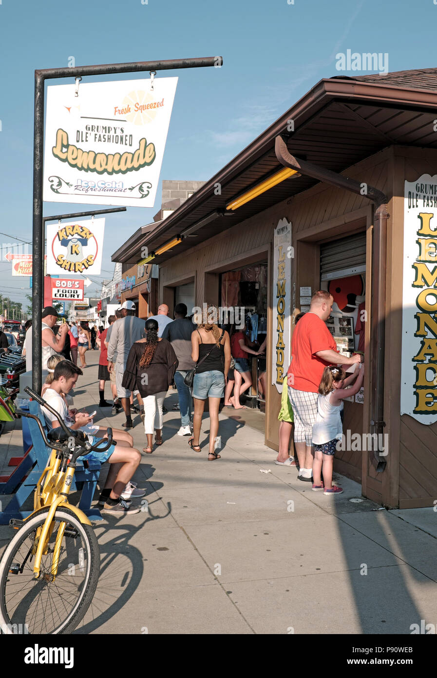 Der Urlaubsort in der Stadt Genf-on-the-Lake, Ohio ist mit Besuchern zu Fuß die Hauptstraße während der Juli 4, 2018 Urlaub feiern gefüllt. Stockfoto