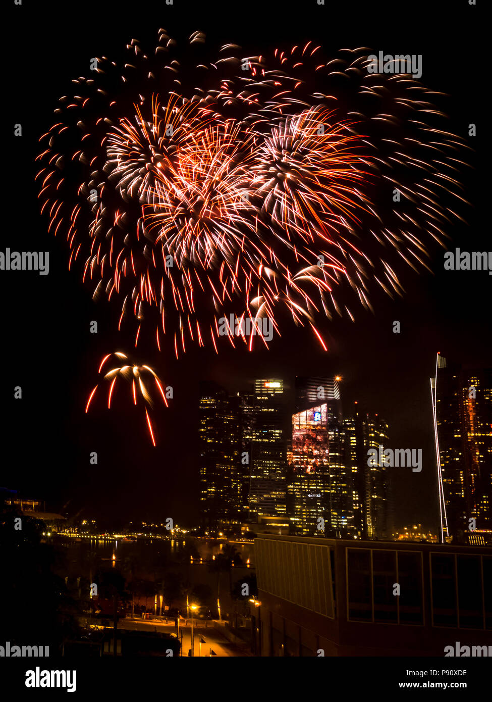 Singapur - Apr 7, 2018: Singapurs nationaler Tag der Unabhängigkeit 2018 Feuerwerk in Singapur an der Marina Bay - Probe zu feiern. Stockfoto