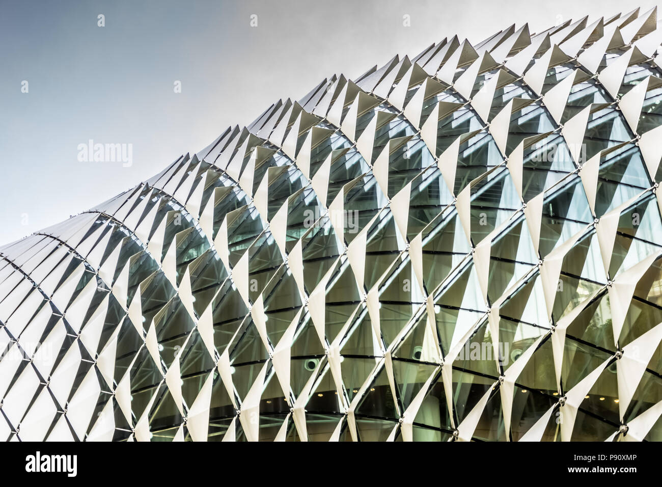 Singapur - 18.Oktober 2017: Architektur Dach Detail der Esplanade, Theater an der Bucht, mit blauen bewölkten Himmel Hintergrund. Stockfoto