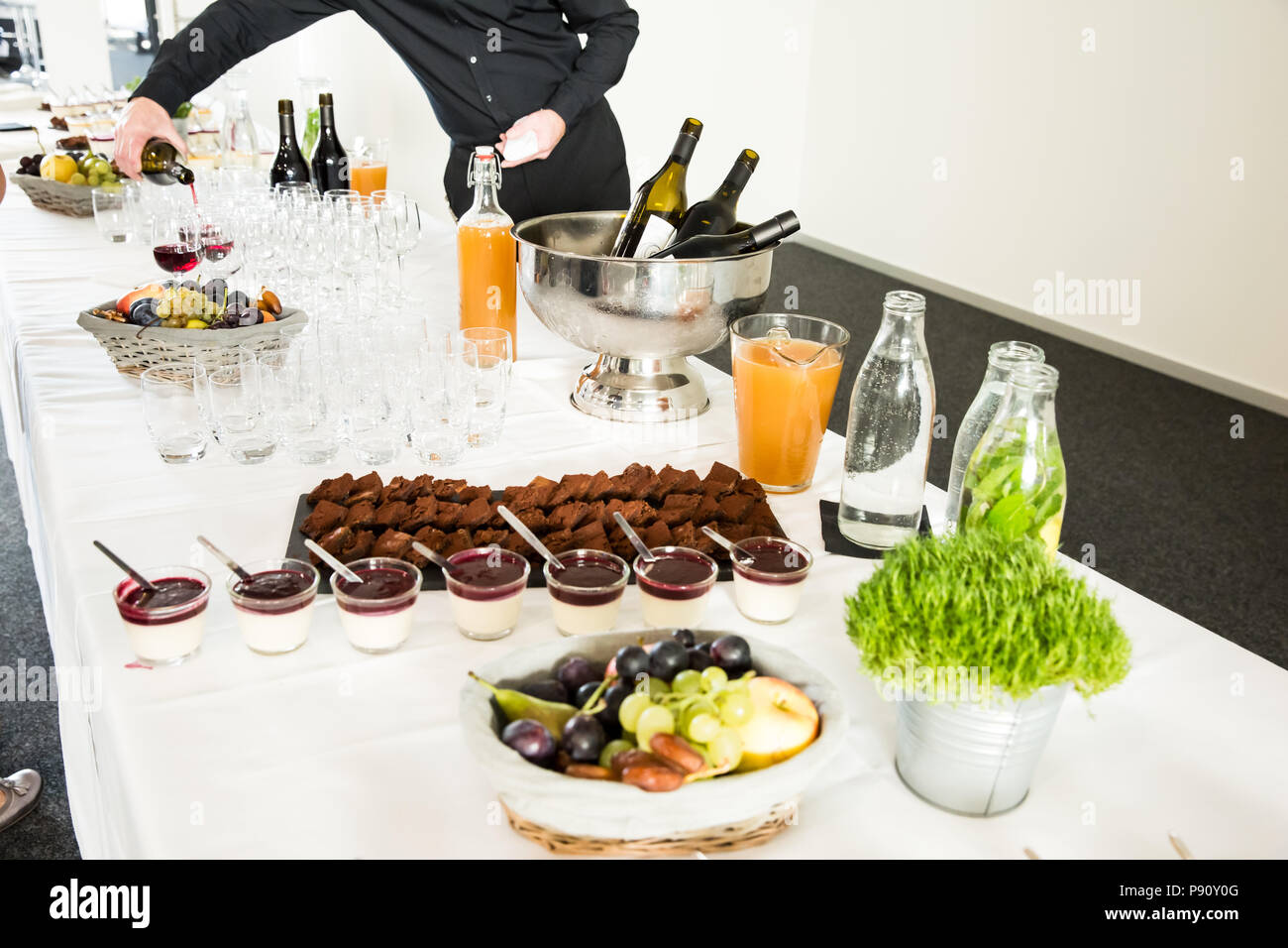 Catering Desserts Buffet mit Man mit Wein im Hintergrund Stockfoto