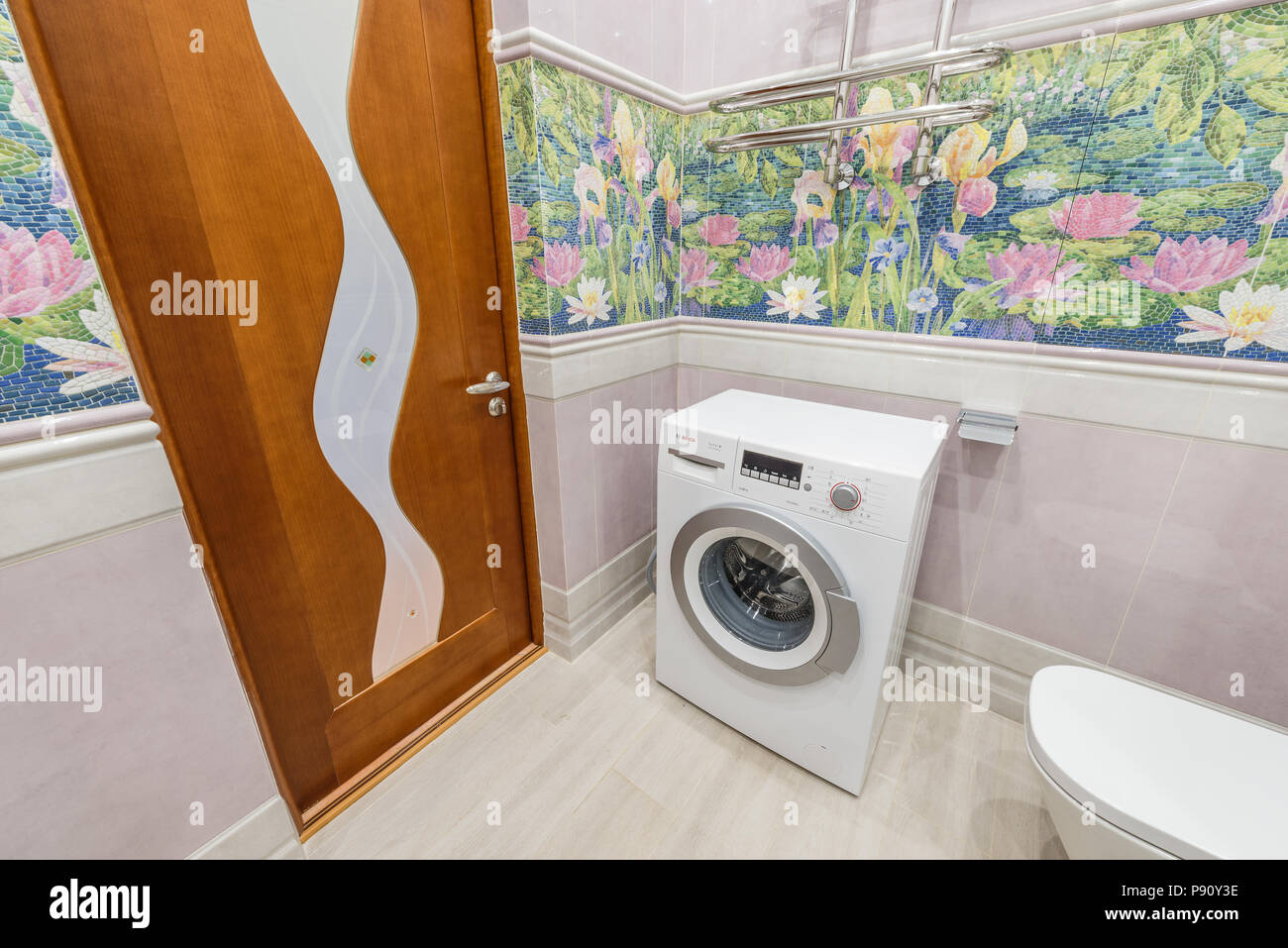 Moskau, Russland - 30. Juni 2018: Waschmaschine und Toilette im Badezimmer. Stockfoto