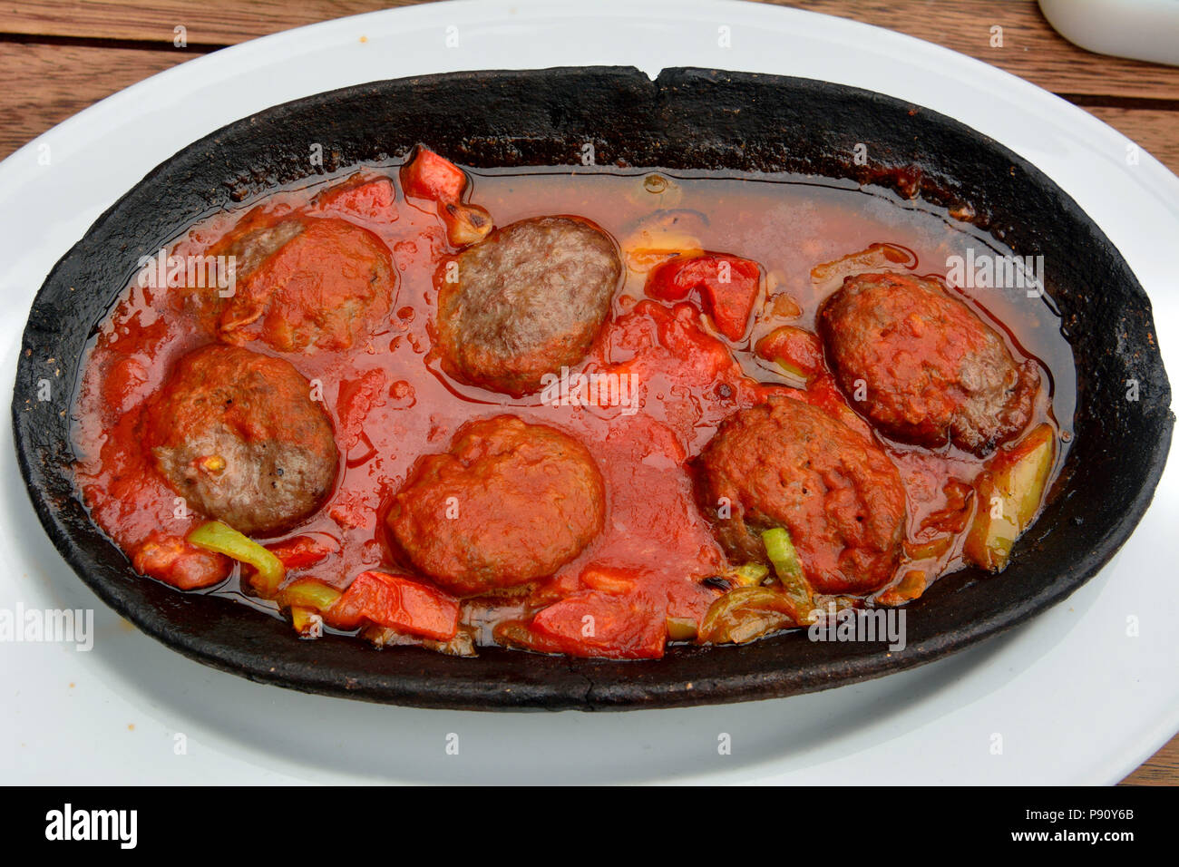 Platte von türkisches Köfte mit Tomatensoße. Stockfoto