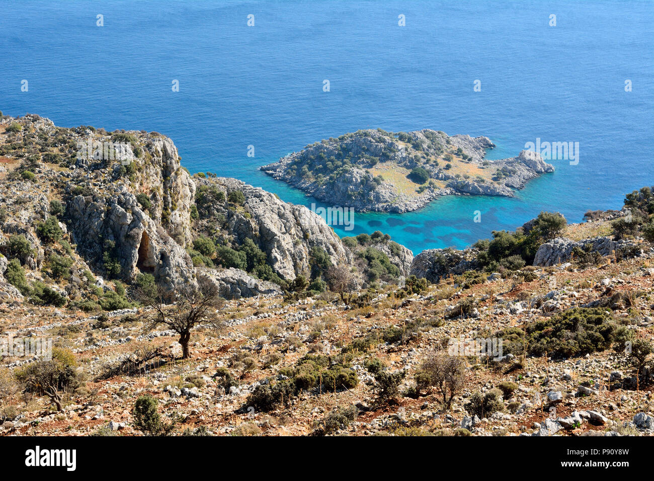 Mittelmeerküste zwischen Sogut und Taslica auf der Halbinsel Bozburun bei Marmaris Resort Stadt in der Türkei, mit unbewohnten Arap Adasi Insel. Stockfoto