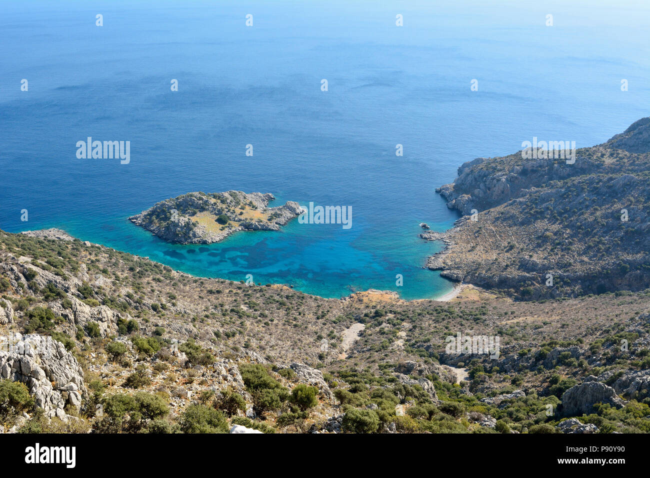 Mittelmeerküste zwischen Sogut und Taslica auf der Halbinsel Bozburun bei Marmaris Resort Stadt in der Türkei, mit unbewohnten Arap Adasi Insel. Stockfoto