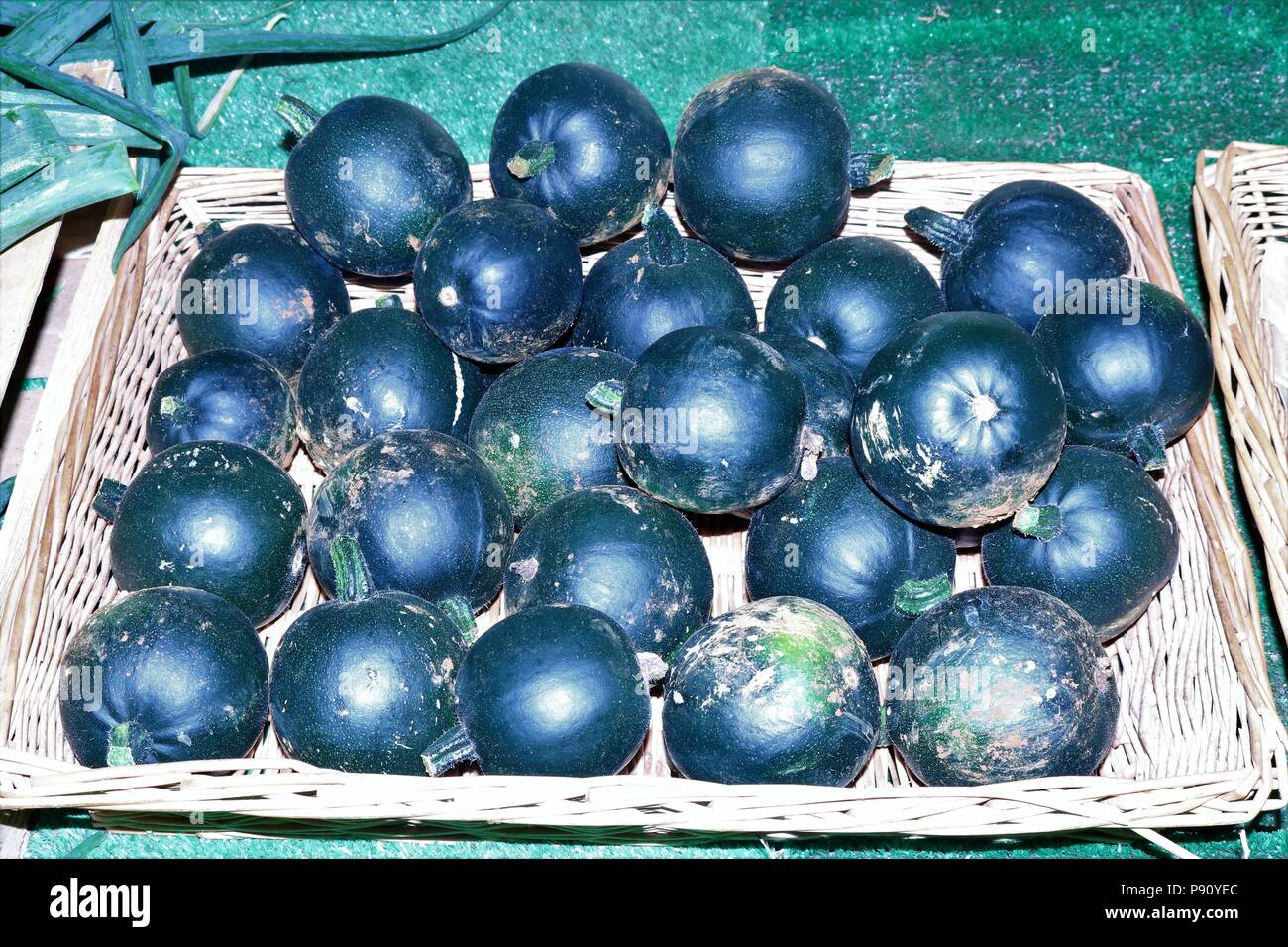 Home gewachsen marrows in Körben an einem Bauern Markt verkauft wird Stockfoto