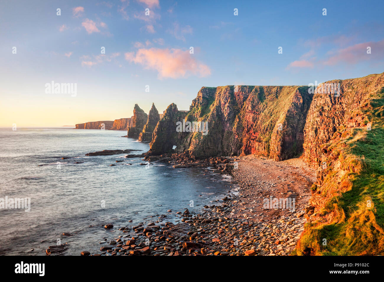Sonnenaufgang am Stapel von Duncansby, Duncansby Head, John O'Groats, Caithness, Schottland, Großbritannien Stockfoto
