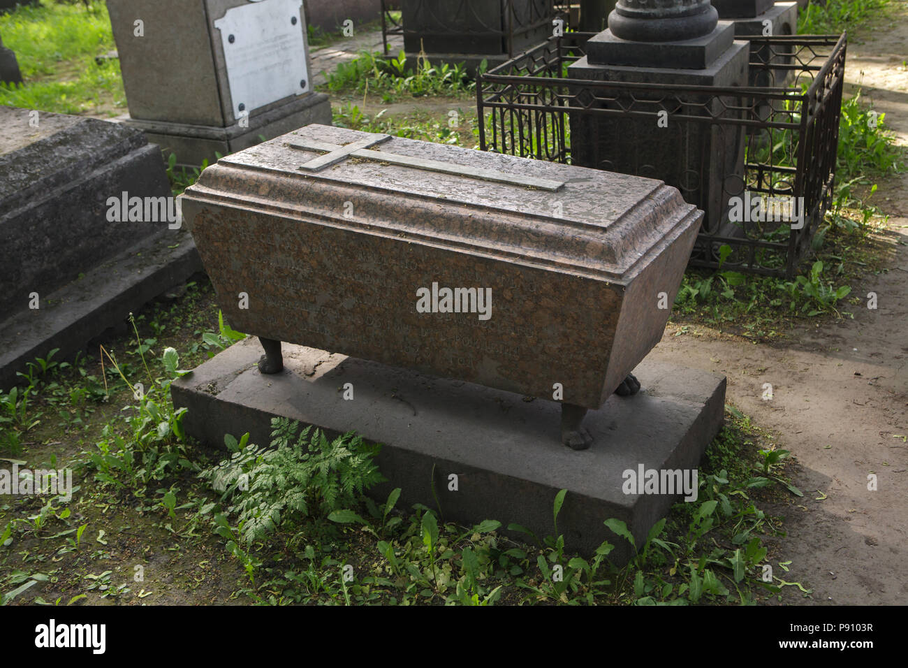 Grab des russischen Malers Vladimir Borovikovsky an lazarevskoe Friedhof der Alexander-Newski-Kloster in Sankt Petersburg, Russland. Stockfoto