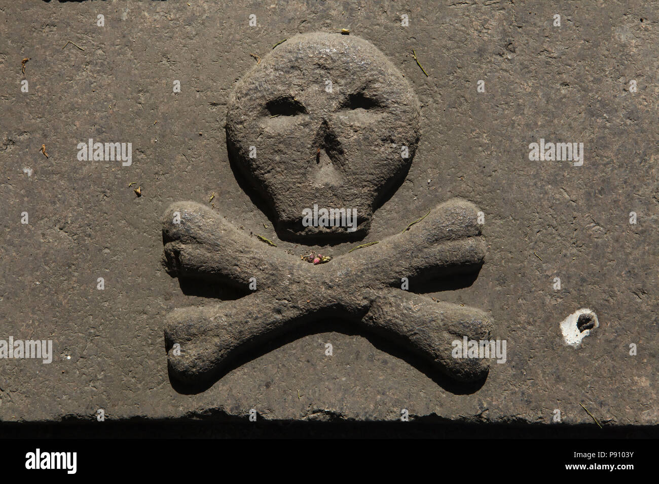 Schädel und Knochen auf einem Der grabsteine an lazarevskoe Friedhof der Alexander-Newski-Kloster in Sankt Petersburg, Russland dargestellt. Stockfoto