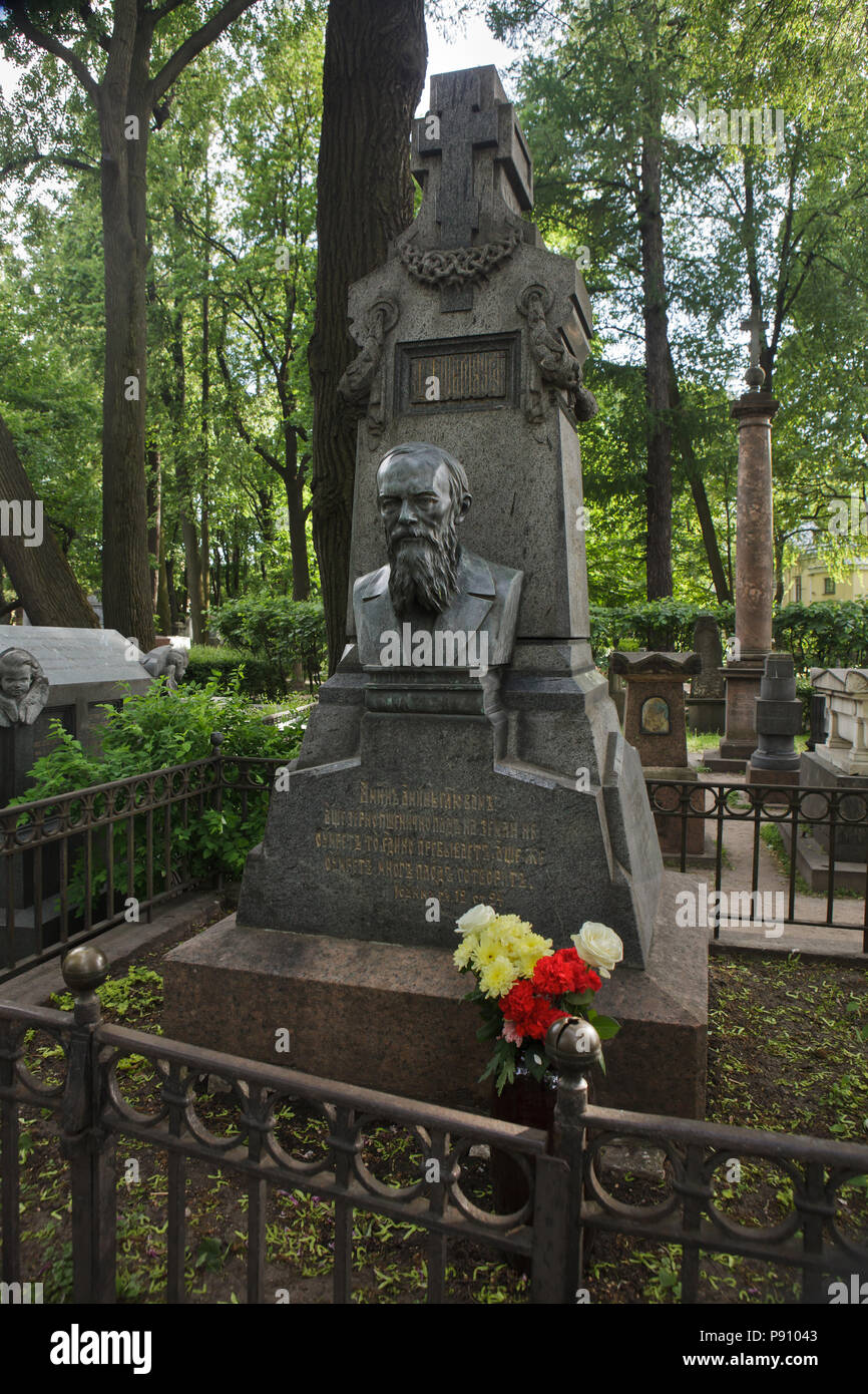 Grab der russische Schriftsteller Fjodor Dostojewski an Tikhvinskoye Friedhof der Alexander-Newski-Kloster in Sankt Petersburg, Russland. Stockfoto