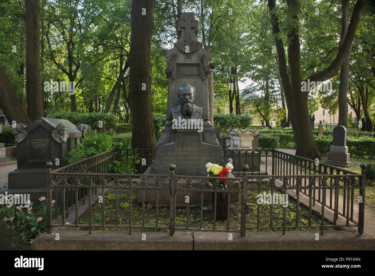 Grab der russische Schriftsteller Fjodor Dostojewski an Tikhvinskoye Friedhof der Alexander-Newski-Kloster in Sankt Petersburg, Russland. Stockfoto