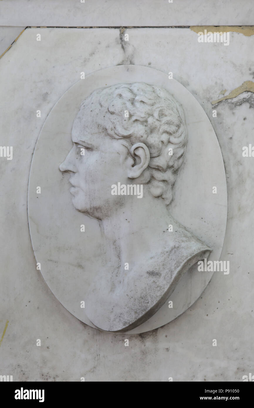 Russischen klassizistischen Bildhauer Michail Kozlovsky im marmorrelief von russischen Bildhauer Vasily Demut-Malinovsky (1806) auf seinem Grab an lazarevskoe Friedhof der Alexander-Newski-Kloster in Sankt Petersburg, Russland dargestellt. Stockfoto