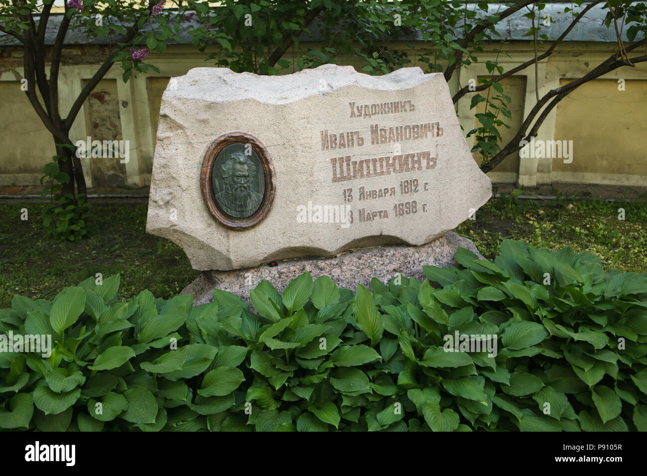 Grab von Russischen Landschaftsmaler Ivan Shishkin an Tikhvinskoye Friedhof der Alexander-Newski-Kloster in Sankt Petersburg, Russland. Stockfoto