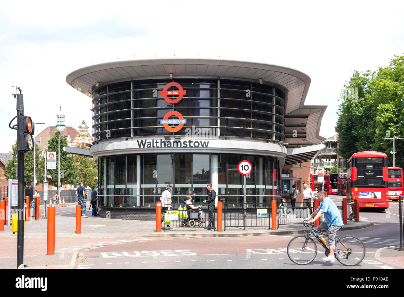 Bus- und U-Bahnstation Walthamstow, Selbourne Road, Walthamstow, London Borough von Waltham Forest, Greater London, England, Vereinigtes Königreich Stockfoto